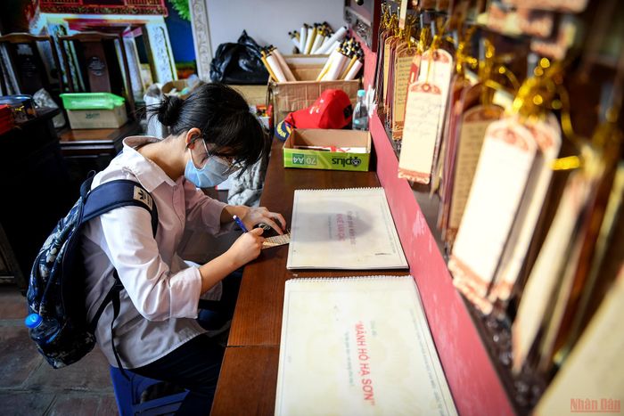 Những điều ước được các sĩ tử viết lại và gửi gắm trên bảng lưu giữ ước nguyện trên bức tường tại Văn Miếu.