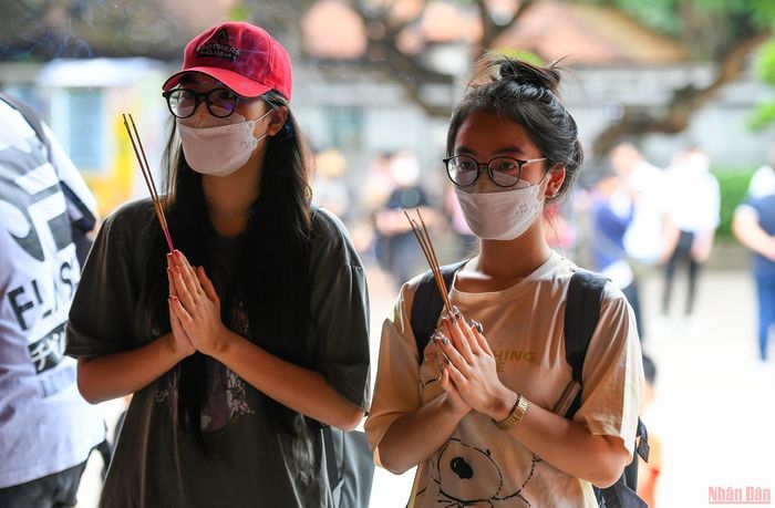 Mỹ Tâm (áo trắng, ở quận Nam Từ Liêm) cầu mong sẽ có một kỳ thi như ý. Tâm hy vọng mình sẽ đỗ vào Trường Đại học Mỹ thuật Công nghiệp.
