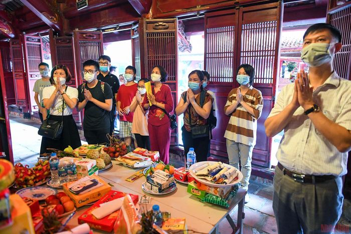 Bàn thờ đức Khổng Tử trong chính điện là nơi đông đảo thí sinh đến khấn vái, gửi gắm ước nguyện.