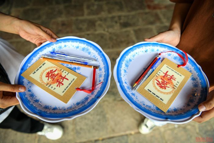 Lễ được các sĩ tử chuẩn bị, không thể thiếu cây bút.