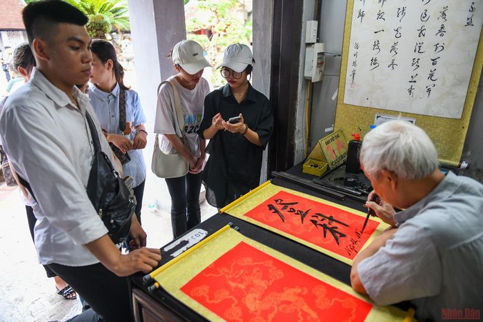 Các sĩ tử cũng xin chữ mong đỗ đạt thành tài.