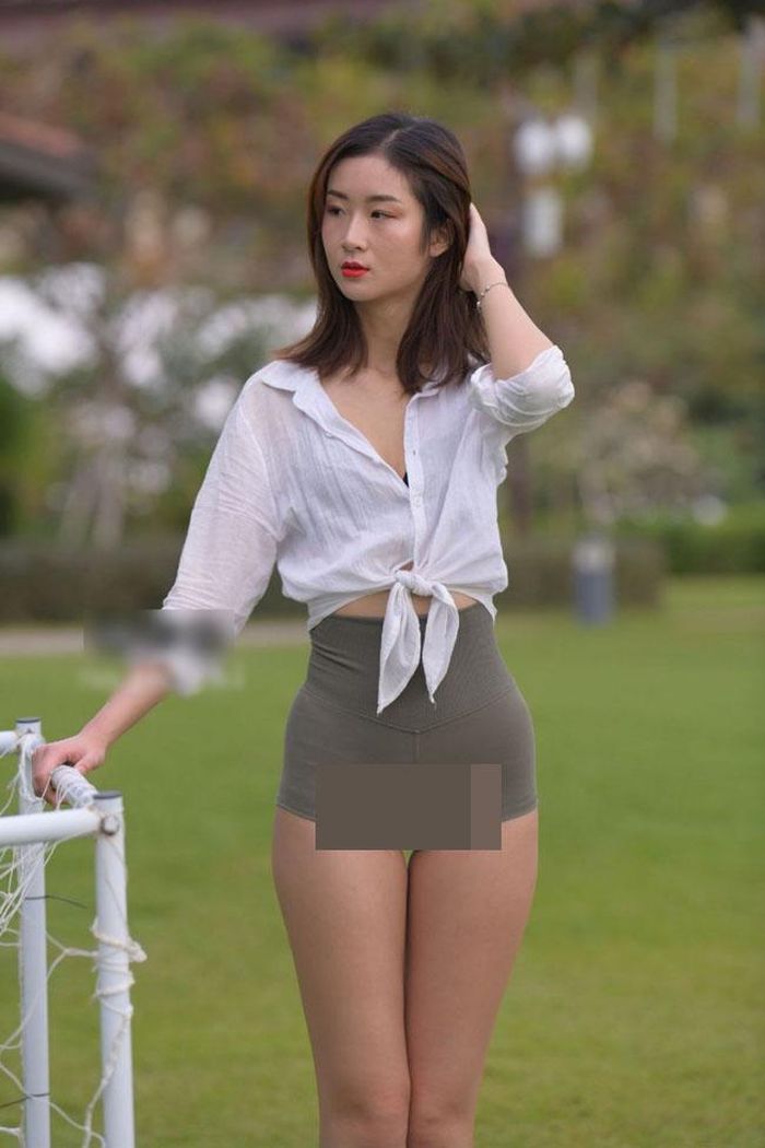 Biết thế nhưng vẫn là câu chuyện "biết rồi, khổ lắm, nói mãi" trong thời trang khi mà những sự phản cảm như thế này vẫn có dấu hiệu gia tăng.
