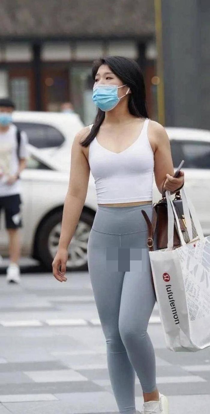 Nhưng với đặc điểm bó sát, chất liệu bóng nên những chiếc quần tập gym dễ tố cáo các nhược điểm cơ thể. Nhiều cô gái bị đánh giá là kém duyên khi diện chiếc quần này xuống phố.