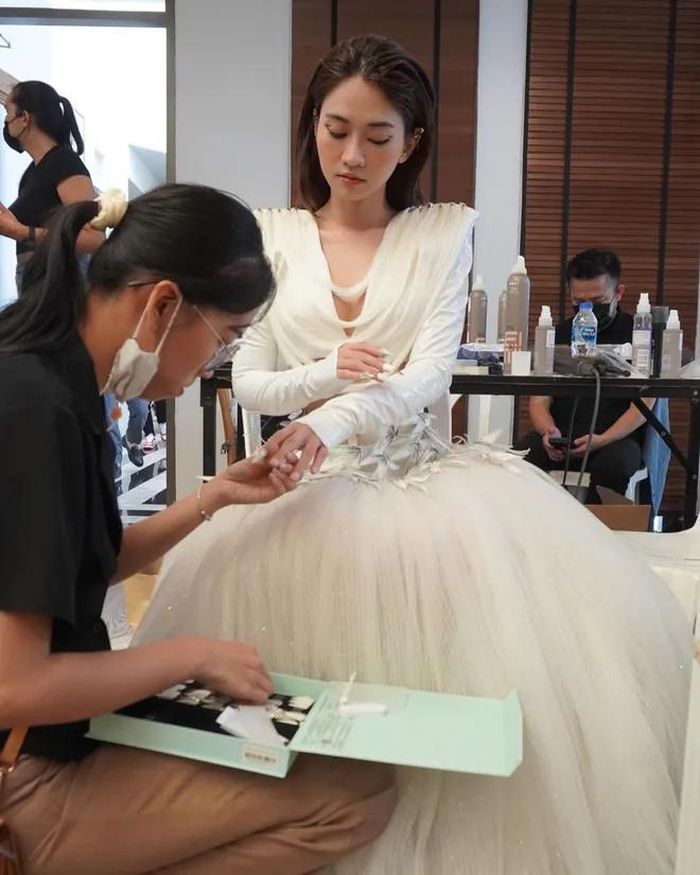 Lê Bống vẫn là cái tên gây chú ý khi mới sang Thái Lan để dự fashion week với tư cách là người mẫu cùng Mai Ngô và Mạc Trung Kiên.