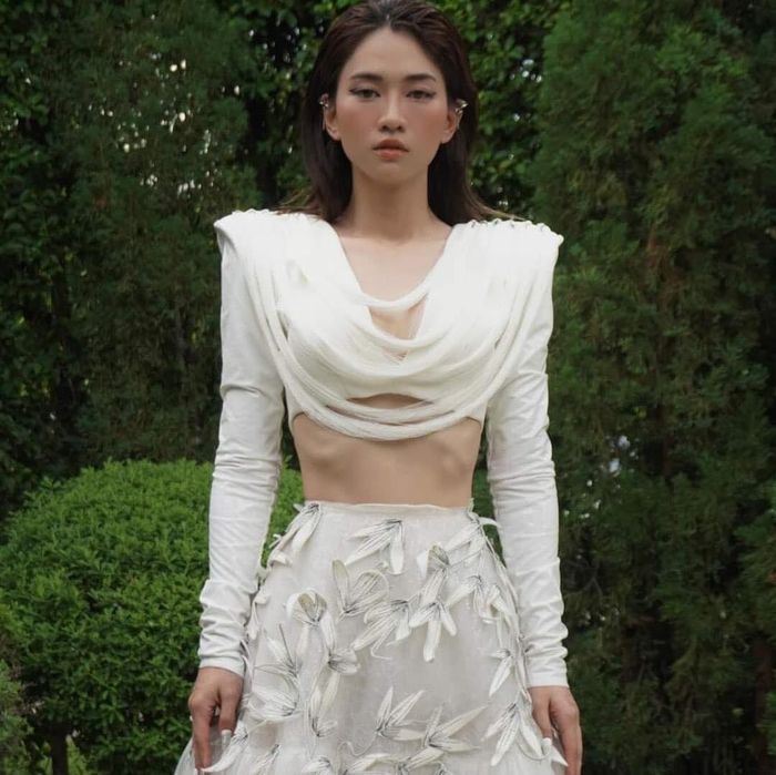 Bộ trang phục này quả thực rất hợp với Lê Bống, đủ gợi cảm mà vẫn duyên dáng, tinh tế nhẹ nhàng.
