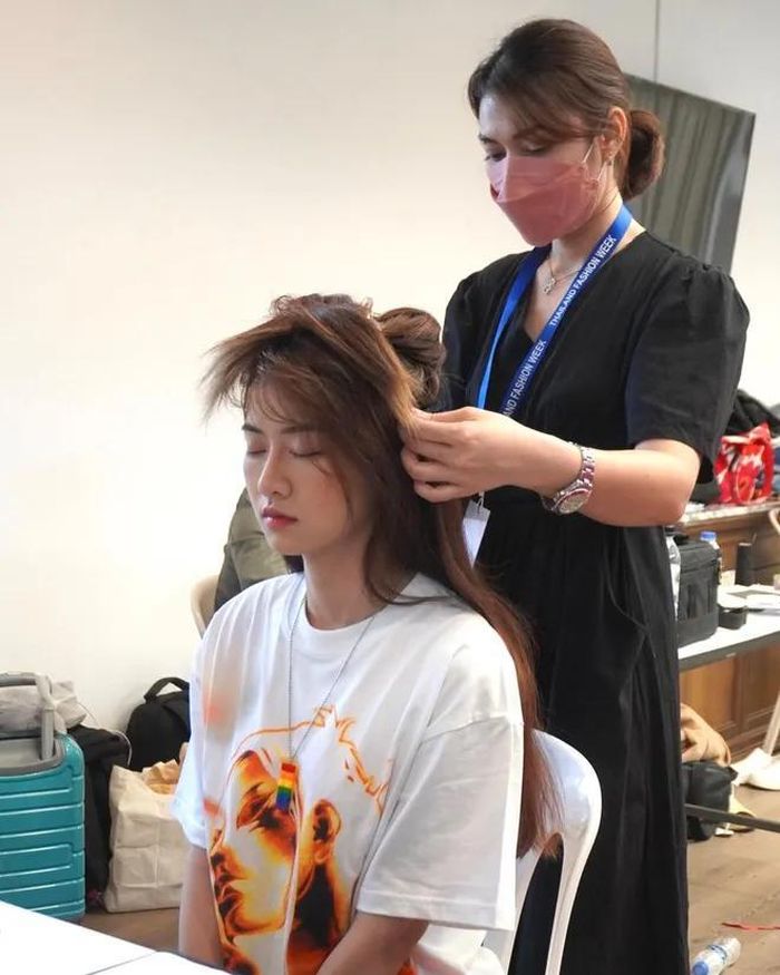 Không biết Lê Bống đã xảy ra chuyện gì, nhưng nhiều người đoán già đoán non rằng cô bị buộc phải "ép cân" nhanh để khoe được vòng eo nhỏ xíu.