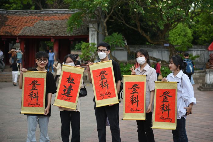 Bên cạnh việc dâng lễ, thắp hương, các sĩ tử không quên xin chữ lấy may. 
