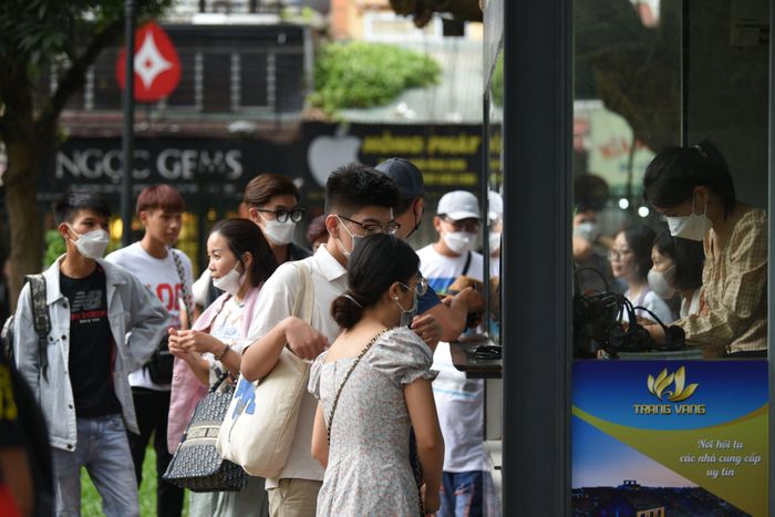 Khu vực bán vé luôn trong tình trạng đông đúc.