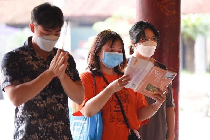 “Hôm nay đến Văn Miếu, em cầu xin sự may mắn và tự tin từ các bậc thánh hiền để vượt qua kỳ thi một cách thành công và đỗ đạt nguyện vọng năm nay", Nguyễn Khánh Linh (Đống Đa) nói.