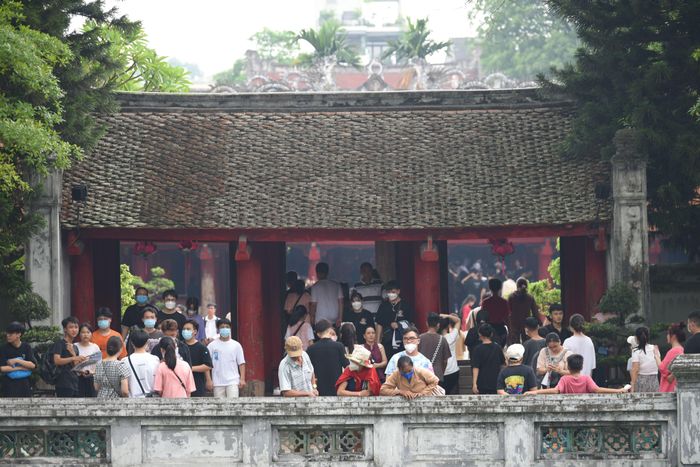 Kỳ thi tốt nghiệp THPT năm nay diễn ra từ ngày 6 và 9/7. Theo đó, ngày hôm nay (6/7), thí sinh làm thủ tục dự thi.