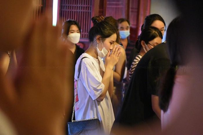 Bạn Minh Nguyệt (quận Hà Đông) chia sẻ: "Em đến đây để cầu mong được đậu nguyện vọng 1 vào trường ĐH Khoa học Xã hội và Nhân văn. Đi lễ một phần nào đo giúp em thoải mái hơn, sau quãng thời gian ôn thi căng thẳng".