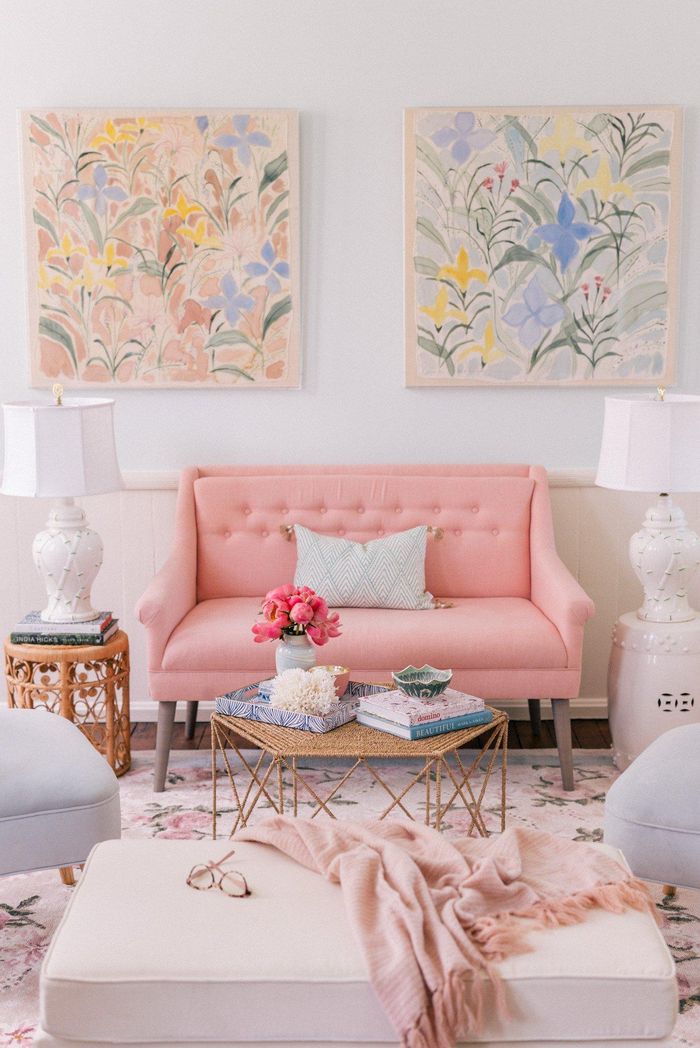 4. Trên nền tường trắng của căn phòng khách, ghế sofa hồng trông càng thêm nổi bật, thu hút. Tất nhiên, sự chú ý của bạn cũng không thể làm ngơ trước bộ tranh treo tường theo chủ đề hoa cỏ mùa xuân.