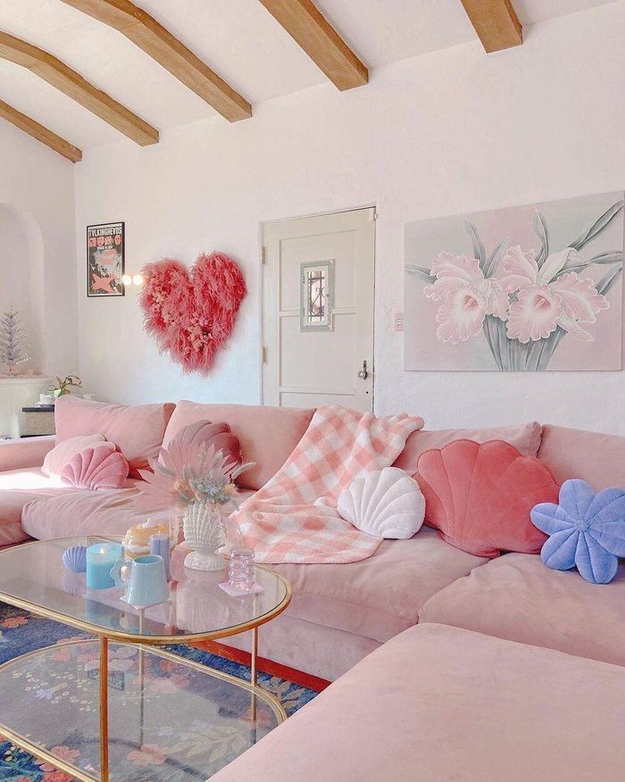 5. Là tâm điểm của phòng khách, bạn nhất định phải sắm cho gia đình một bộ ghế sofa chất lượng, đem đến người dùng cảm giác thoải mái, dễ chịu nhất khi ngồi thư giãn trên đó.