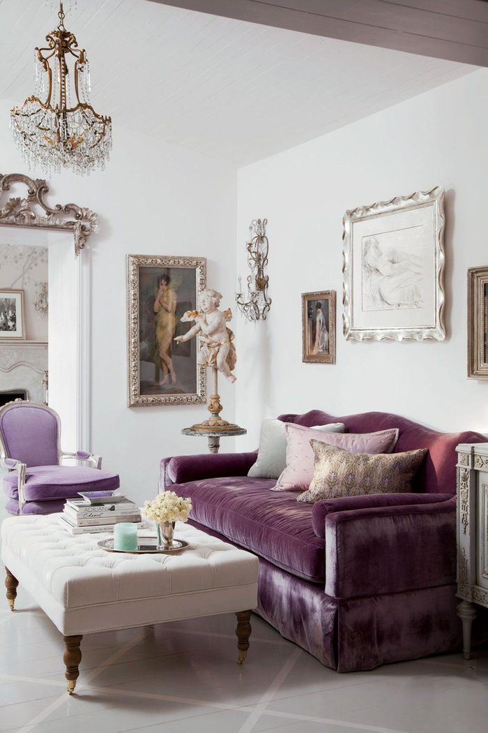 10. Căn phòng khách được thiết kế đầy tinh tế với ghế sofa nhung tím và bàn trà trắng kem là điểm nhấn. Cùng với đó, những món phụ kiện trang trí mang hơi hướng cổ điển càng khiến không gian phòng khách mang đầy chất nghệ thuật.