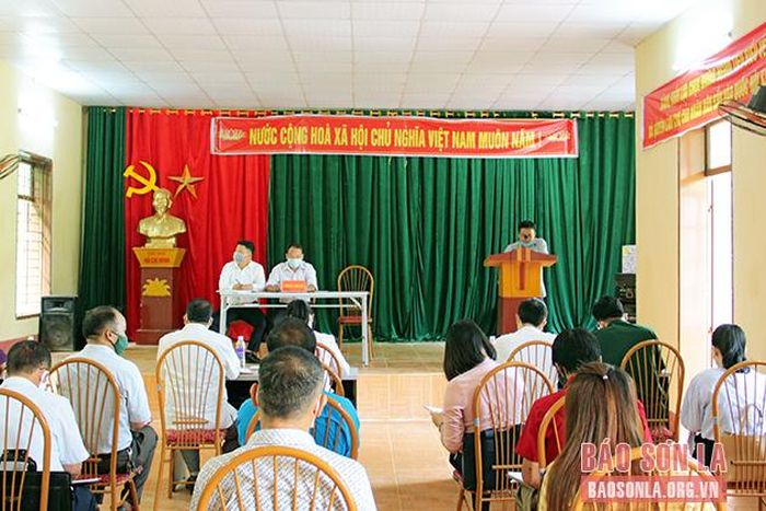 Chi bộ bản Co Nhừ, xã Co Tòng, huyện Thuận Châu sinh hoạt thường kỳ.