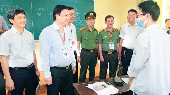 Thứ trưởng Nguyễn Hữu Độ kiểm tra công tác thi tốt nghiệp THPT năm 2021 tại Hải Phòng. Ảnh: Thế Đại
