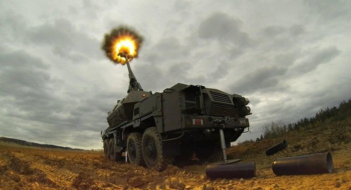 Dana cỡ 152 mm là loại pháo tự hành đặt trên khung gầm thiết giáp bánh lốp, được chế tạo vào năm 1976 tại doanh nghiệp ZTS-Dubnica ở Tiệp Khắc (nay là lãnh thổ của Slovakia), chính thức phục vụ từ năm 1977.