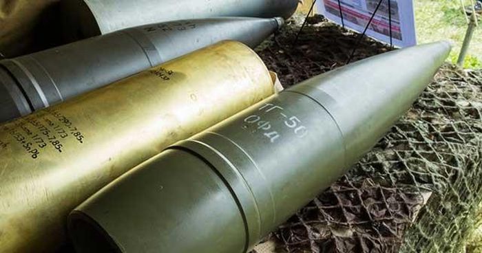 Vào cuối năm 2020, Bộ Quốc phòng Ukraine đã quyết định mua từ Cộng hòa Séc một số hệ thống pháo tự hành 152 mm Dana đã ngừng hoạt động, hợp đồng được ký kết giữa Ukrspetsexport và công ty Excalibur Army.