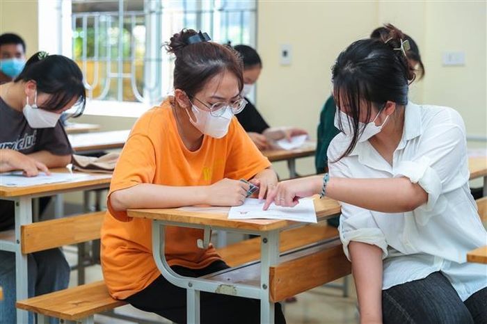 Thí sinh phải mang theo giấy báo dự thi, chứng minh nhân dân hoặc thẻ căn cước công dân để nhận thẻ dự thi. Ảnh: Bích Huệ - TTXVN