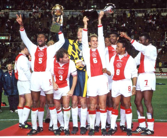 Ajax Amsterdam khiến thế giới sửng sốt với sơ đồ hữu hiệu 3-3-1-3