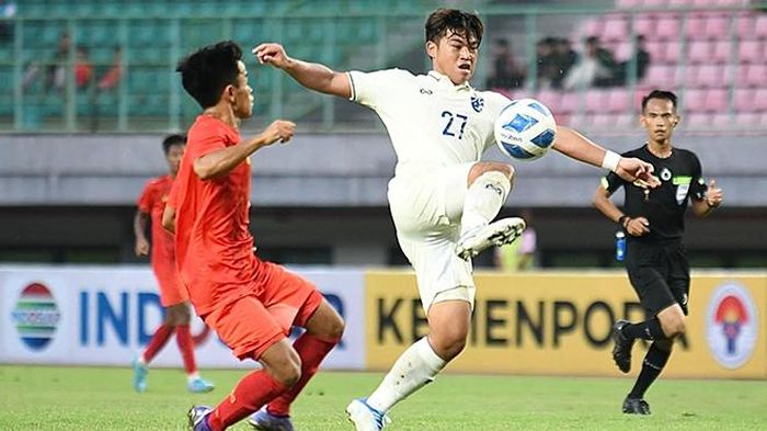 U19 Thái Lan (trắng) quyết dội mưa gôn vào lưới U19 Brunei. Ảnh: TL
