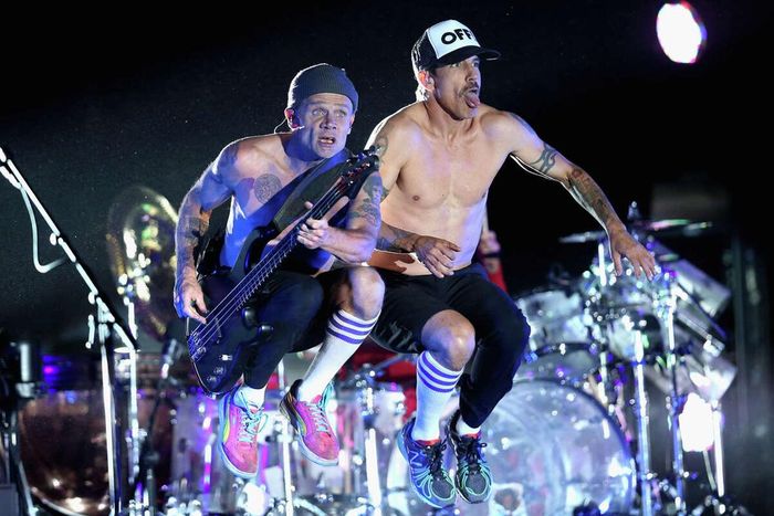 Flea và Anthony Kiedis của Red Hot Chili Peppers biểu diễn tại Lễ hội Âm nhạc &amp; Nghệ thuật Thung lũng Coachella 2013 ở Indio, California