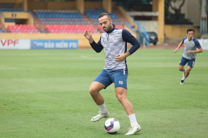 Ngoại binh Vladimir Siladji của Hà Nội đã có bàn thắng đầu tiên tại V-League 2022 trong trận đấu bù vòng 3 gặp Nam Định trên sân Thiên Trường ngày 26/6. Tiền đạo được kỳ vọng sẽ mang lại nhiều bàn thắng cho đội nhà. Anh đã lập cú đúp trong cả 2 trận thắng đậm 4-2 trước HAGL và Viettel, ghi bàn vào lưới Hải Phòng FC ngay phút thứ 2 tại Cup Tứ hùng 2022 tổ chức vào tháng 6 vừa qua.
