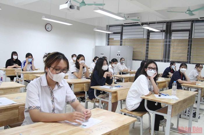 Các thí sinh trước giờ làm bài thi Ngữ văn.