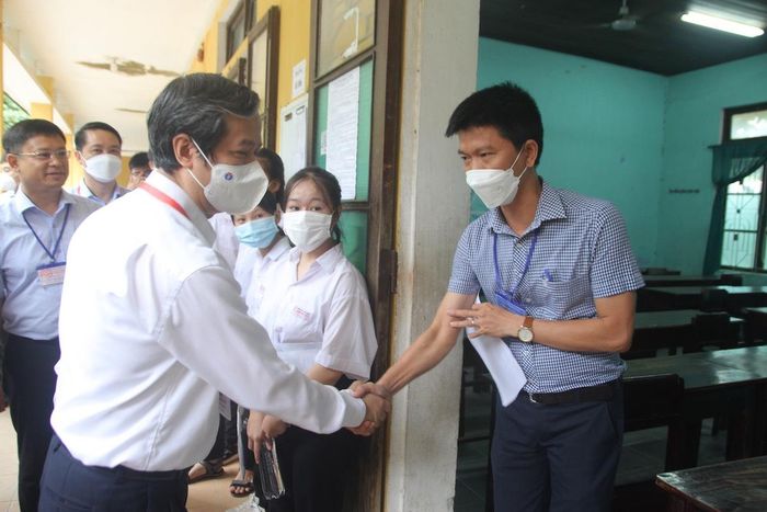  Bộ trưởng Nguyễn Kim Sơn đến khu vực phòng thi, động viên cán bộ coi thi.