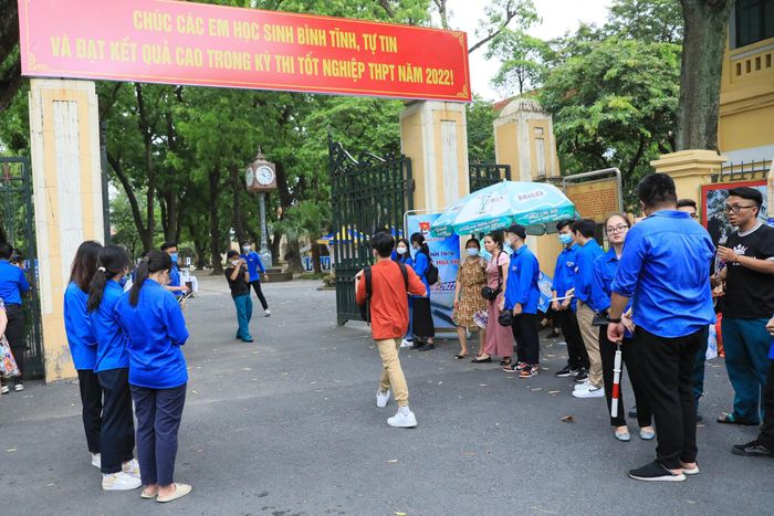 Thí sinh đến điểm dự thi tốt nghiệp THPT 2022. Ảnh: QUANG PHÚC