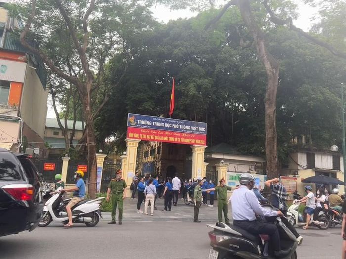 Tại các điểm thi, ngay từ sáng sớm, lực lượng chức năng cùng thanh niên tình nguyện có mặt tại các điểm thi, phân luồng giao thông, hướng dẫn và động viên thí sinh dự thi.