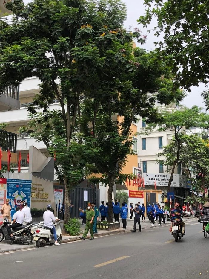 An ninh trật tự tại khu vực thi trường THCS Ngô Sĩ Liên được thắt chặt.