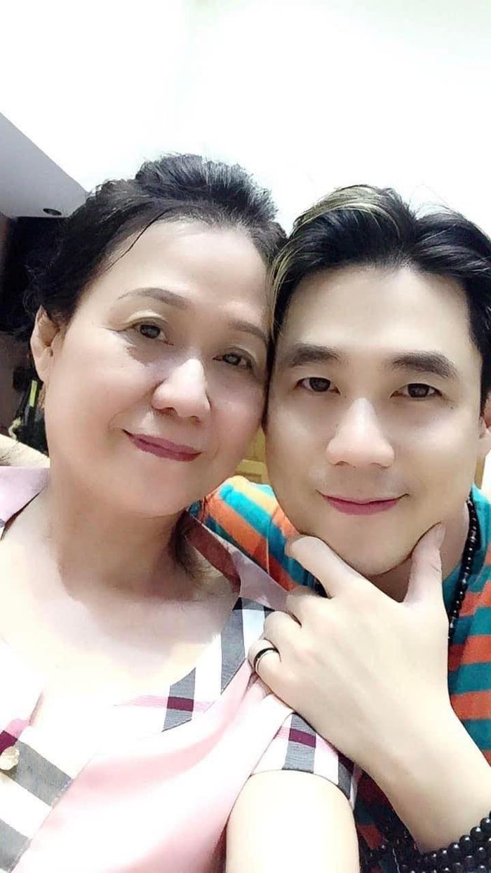 Khánh Phương và mẹ.