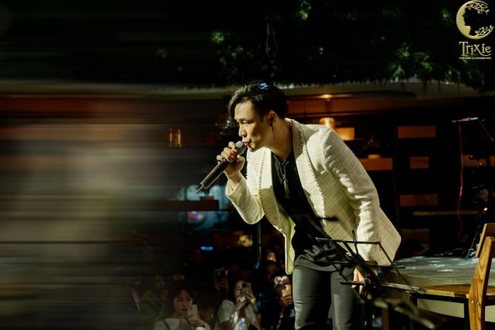 Ít người biết Khánh Phương là một ca sĩ có học lực đáng nể.