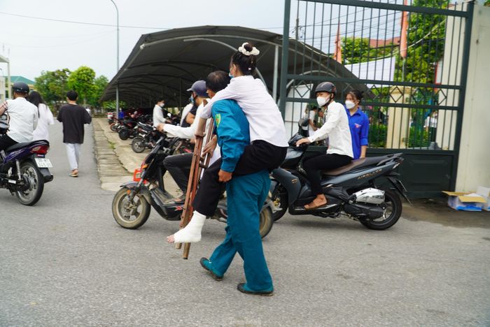 Bị gãy chân, Hạnh phải dùng nạng gỗ nên từ khi con xuống xe, ông Lý cõng con trên lưng để vào lớp.