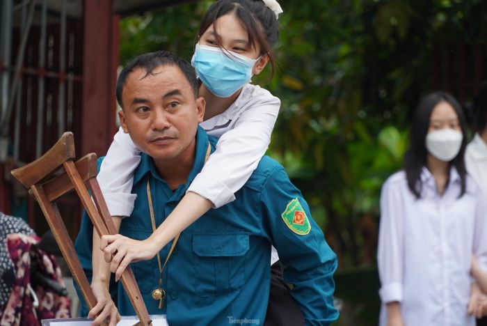 Ông Lý mong rằng con gái có thể tự tin làm bài tốt.