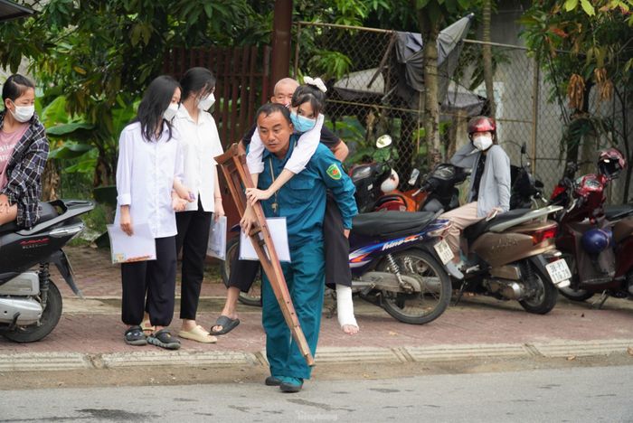 Ông Lý cõng con gái trên lưng đến điểm thi.
