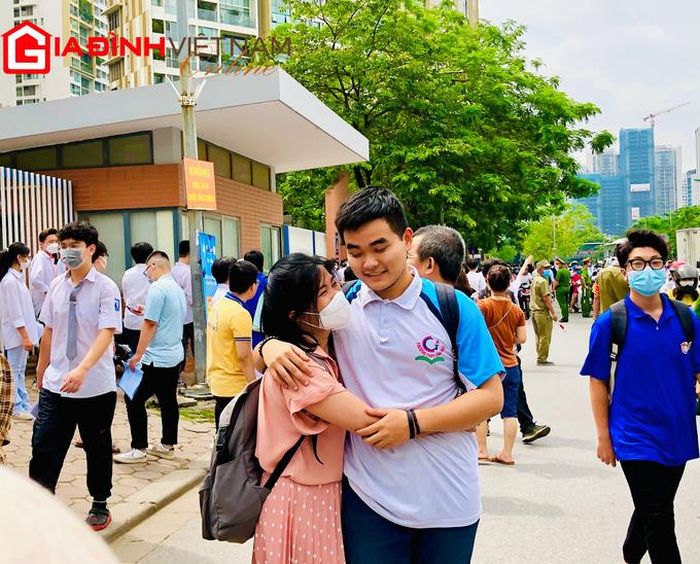 Kết thúc môn thi, thí sinh chia sẻ cảm xúc vui mừng với người thân khi làm được bài