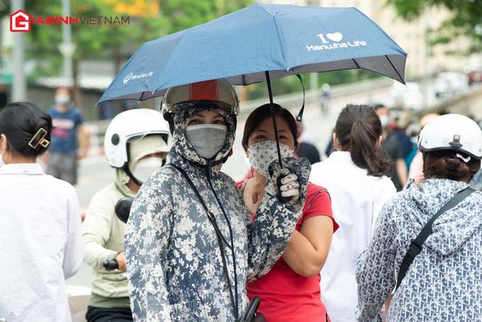 Rất đông phụ huynh đến đón con ở công trường sau khi kết thúc môn thi Ngữ Văn