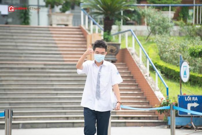Thí sinh Phan Trường Anh Khôi vui mừng, phấn khởi khi bước ra khỏi phòng thi