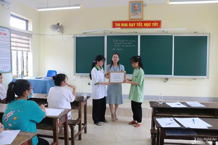 Các thí sinh kiểm tra đề thi môn Ngữ văn. Ảnh: Đức Anh