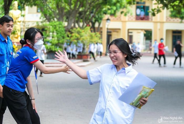Các thí sinh thành phố Vinh hoàn thành môn thi Ngữ văn. Ảnh: Đức Anh