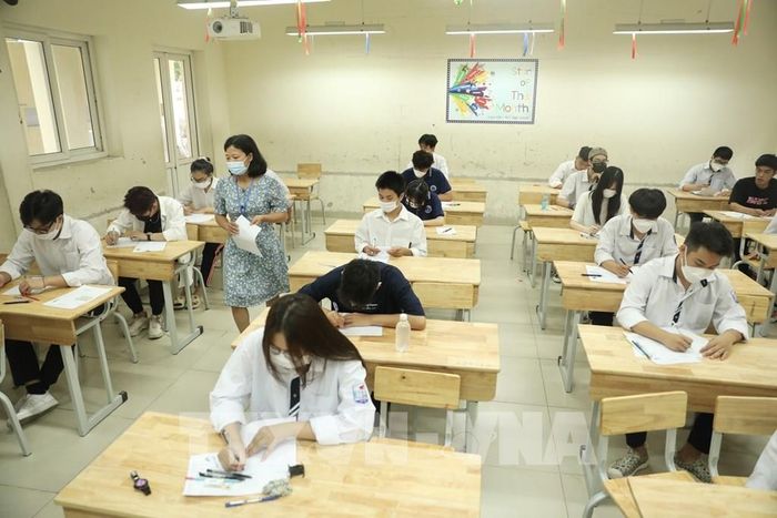 Thí sinh bước vào môn thi đầu tiên môn Ngữ Văn. Ảnh: Minh Quyết - TTXVN