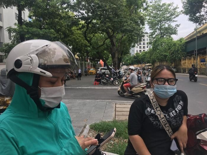 Chị Hà Phương (trái) hy vọng con thi tốt, nhưng nếu không tốt, còn rất nhiều hướng đi cho con.