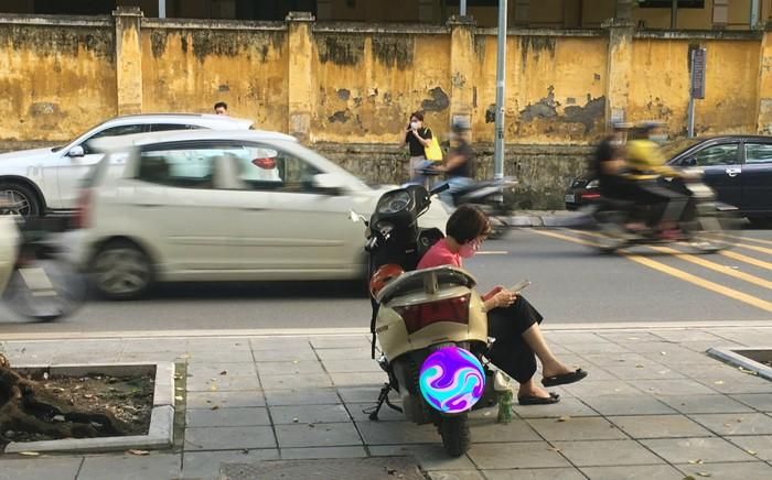 Chị Hải Yến ngồi trâm lặng trong lúc đợi con làm bài thi.