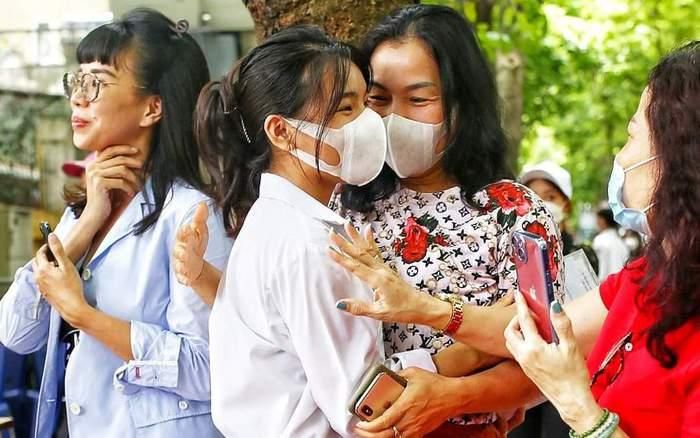 Mẹ và con phấn khởi sau khi kết thúc môn thi đầu tiên. Ảnh minh họa