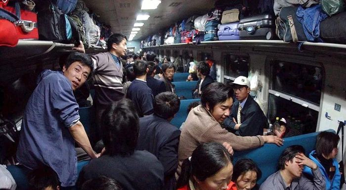 Hành khách chen chúc nhau trên tàu hỏa. Ảnh: Sohu