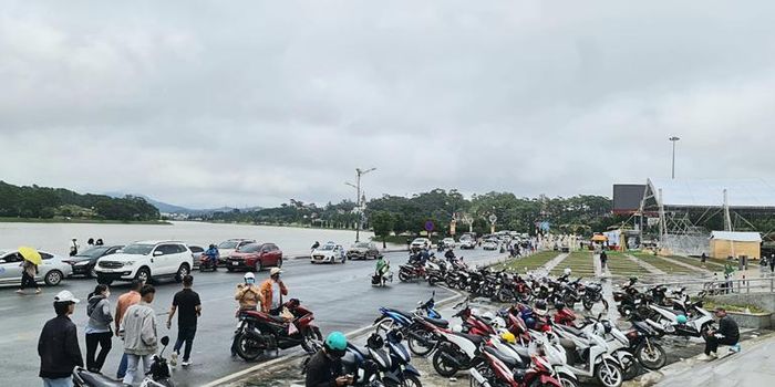Dù là ngày đầu tuần nhưng lượng khách du lịch đến Đà Lạt vẫn rất đông