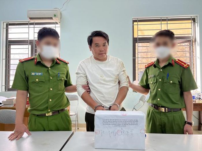 Đối tượng Lý Văn Sống cùng tang vật.