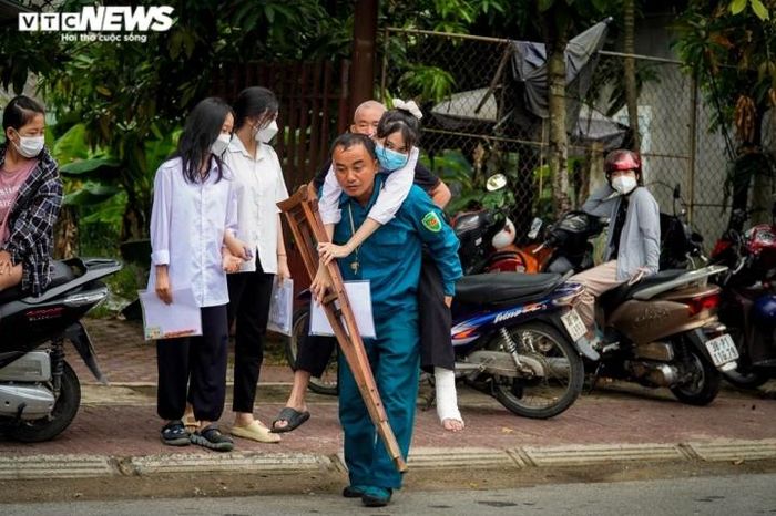 Nữ sinh Nguyễn Thị Hồng Hạnh được bố cõng vào phòng thi. (Ảnh: N.D)